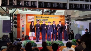 นายพีระวัฒน์ ดวงแก้ว กรรมการ ธ.ก.ส. พร้อมด้วยฝ่ายจัดการร่วมพิธีเปิดงาน Thailand Smart Money สัญจร พิษณุโลก ครั้งที่ 4